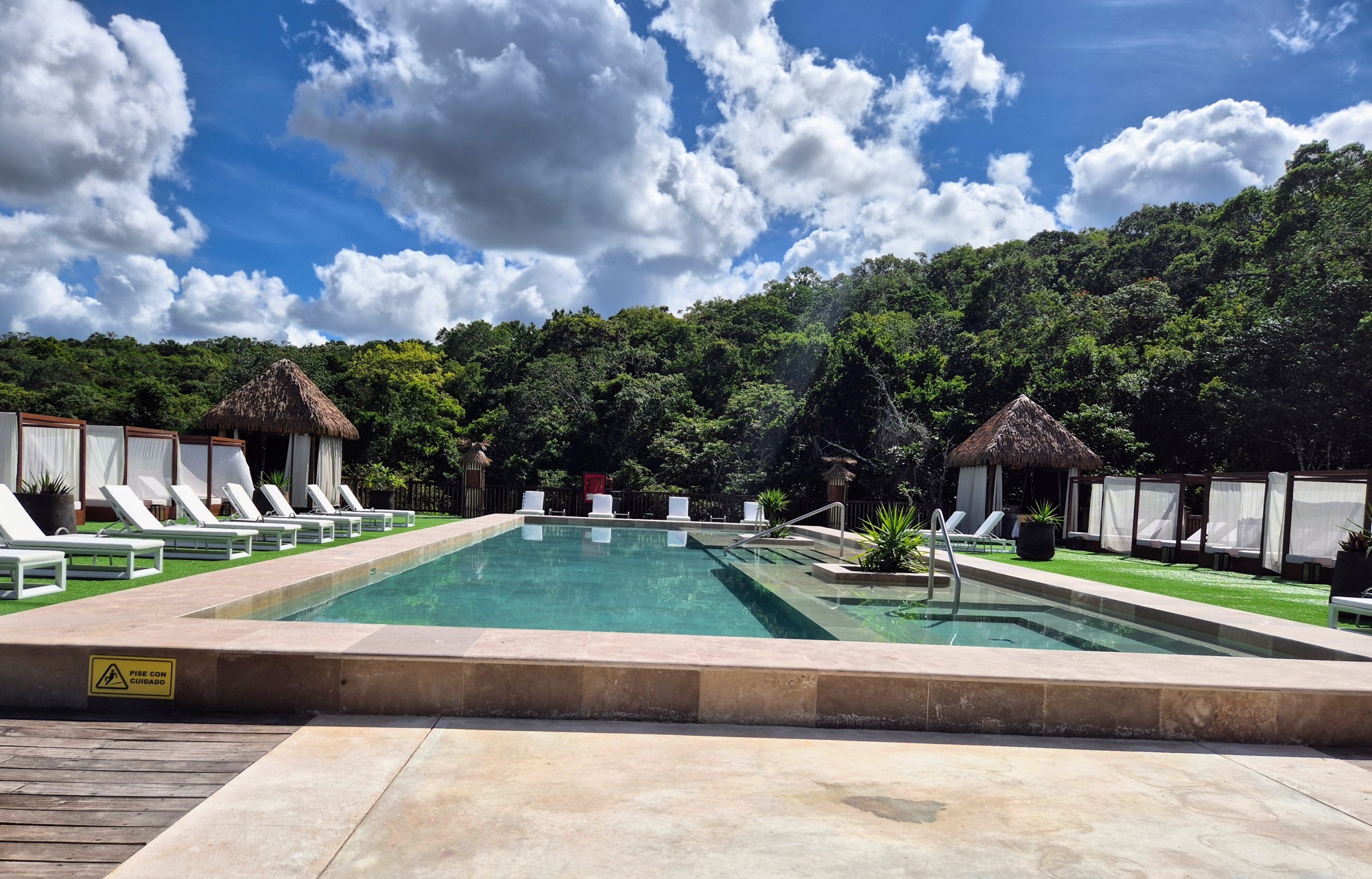 Alberca al aire libre en Hotel Mundo Maya Calakmul 12/2025