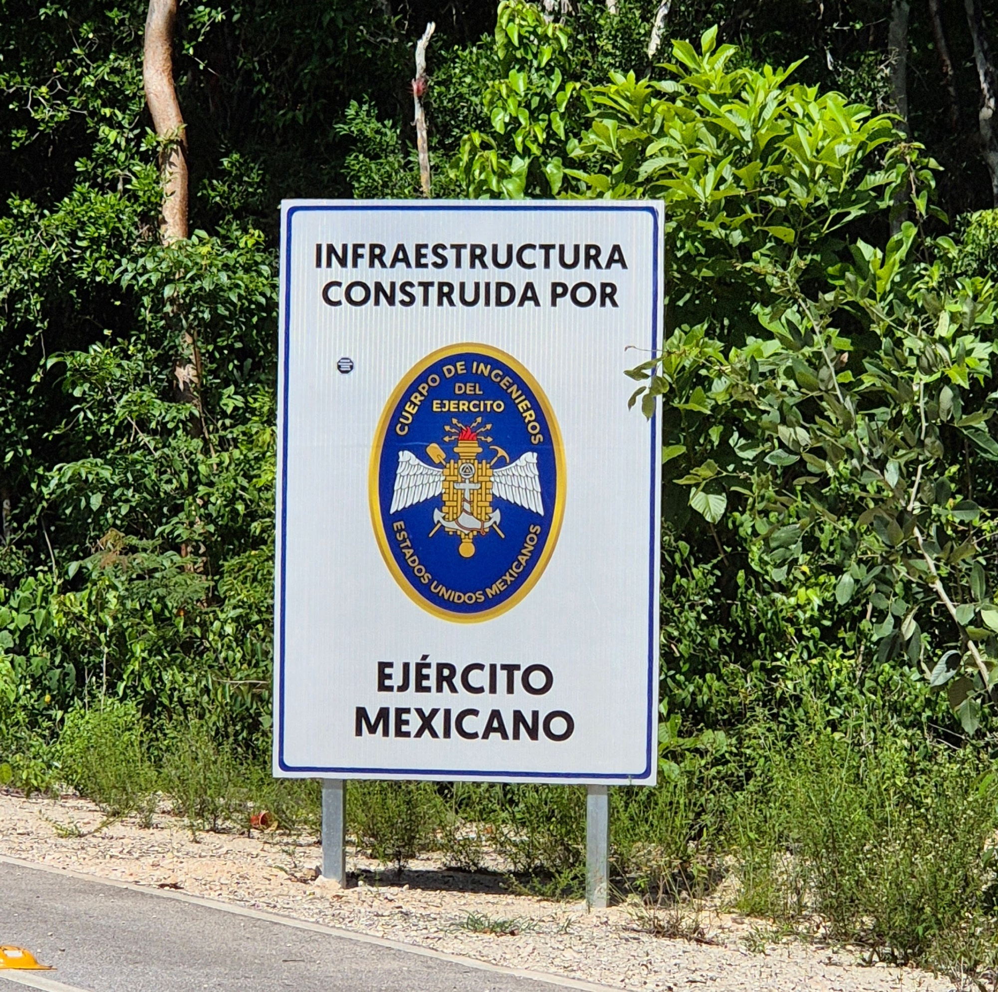 Señalética militar en Puerta al Mar, 8/2026 (no declarado como unidad de negocio de empresa militar), 8/2026