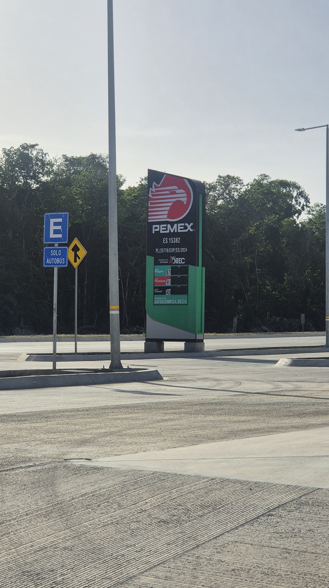 Gasolinera en Aeropuerto Internacional de Tulum, 8/2006