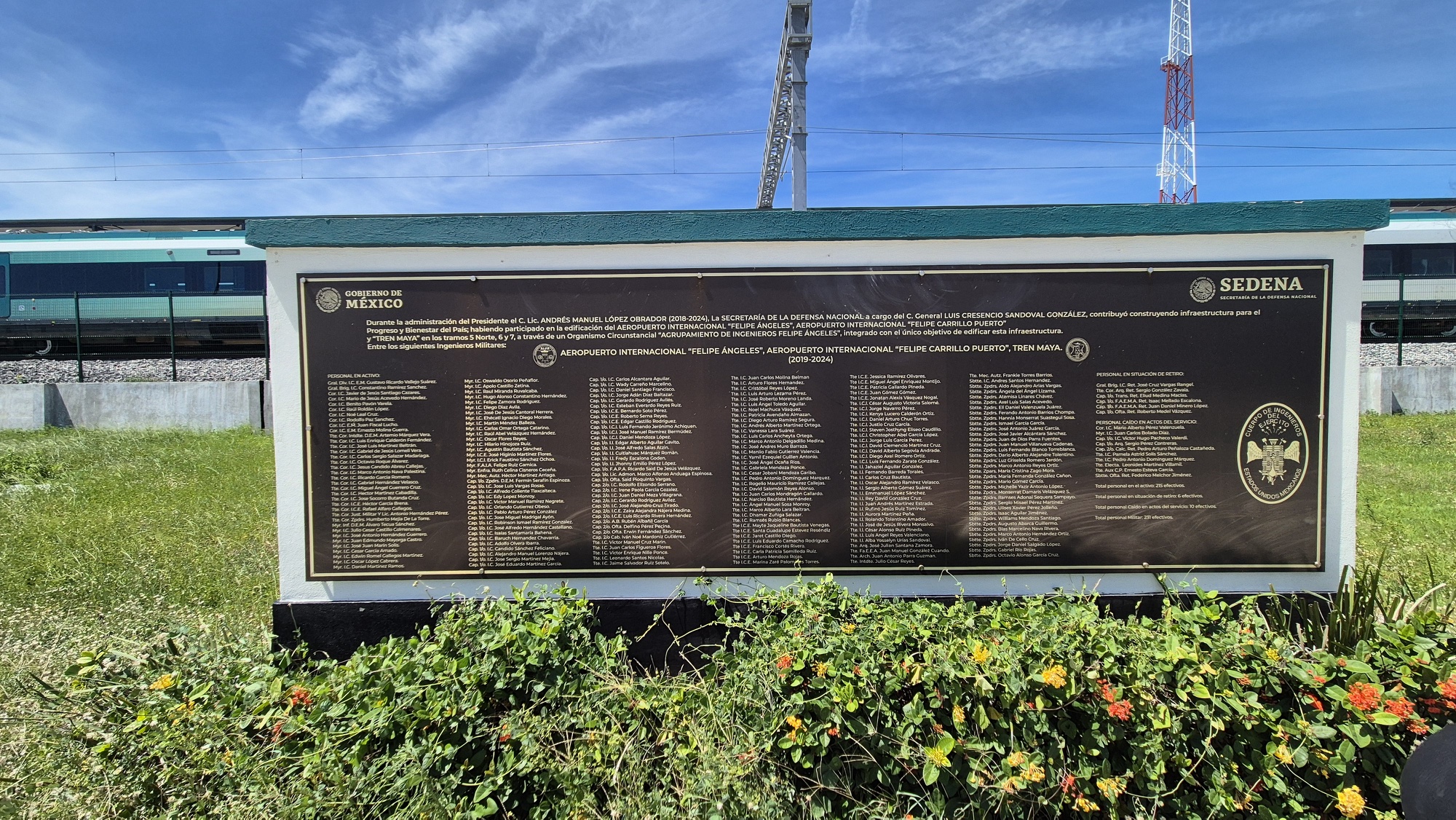 Placa en honor a ingenieros militares en estación del Tren Maya 08/2026